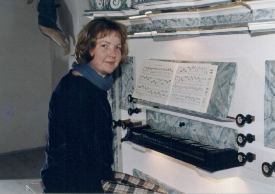 Martina Apitz an der Zuberbierorgel in der Kthener Schlosskapelle